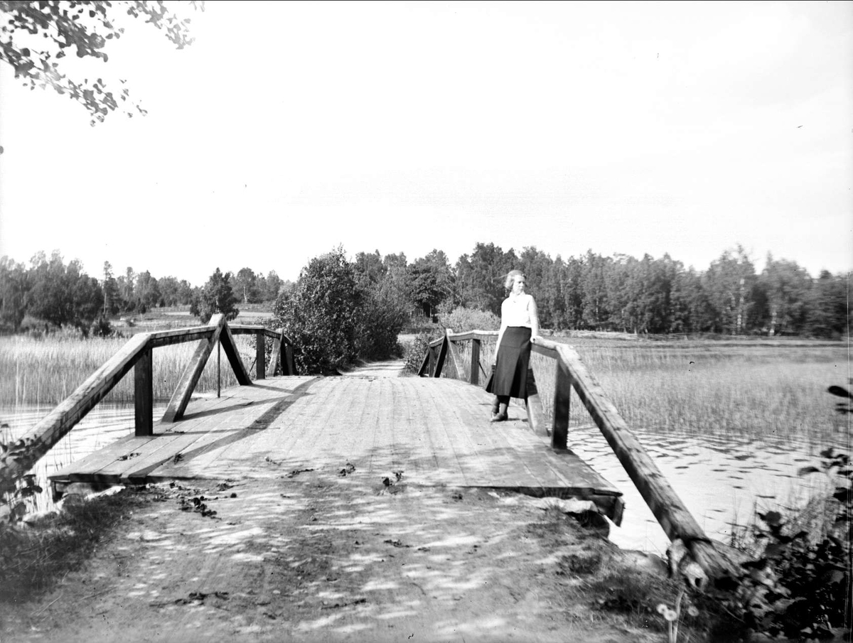 August Fredrik Schagerström, Kvinna på bro, vid Södersjön, Almunge socken, Uppland juni 1933