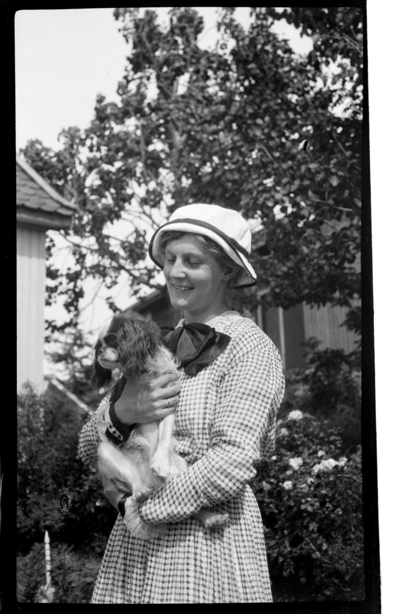 Rolf Sr. Sundt, Hilda Sundt med en liten hund på ukjent sted. Fotografert 1917.