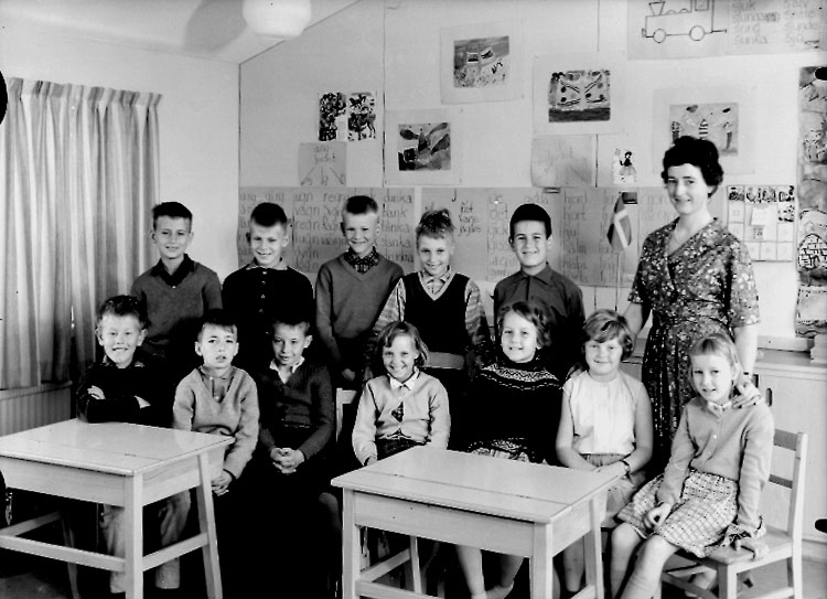 Sven Lindskog, Klassrumsinteriör, 12 skolbarn med lärarinna.