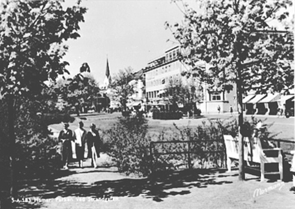 Anno Domkirkeodden, OVERSIKT STRANDGATEPARKEN, FOLK, BENKER, HANDELENS HUS