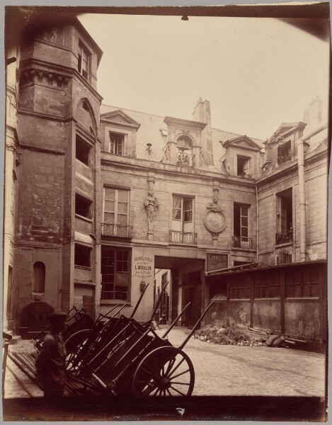 Eugène Atget, Cour Charlemagne, Hôtel du Prévot, 16 rue Charlemagne