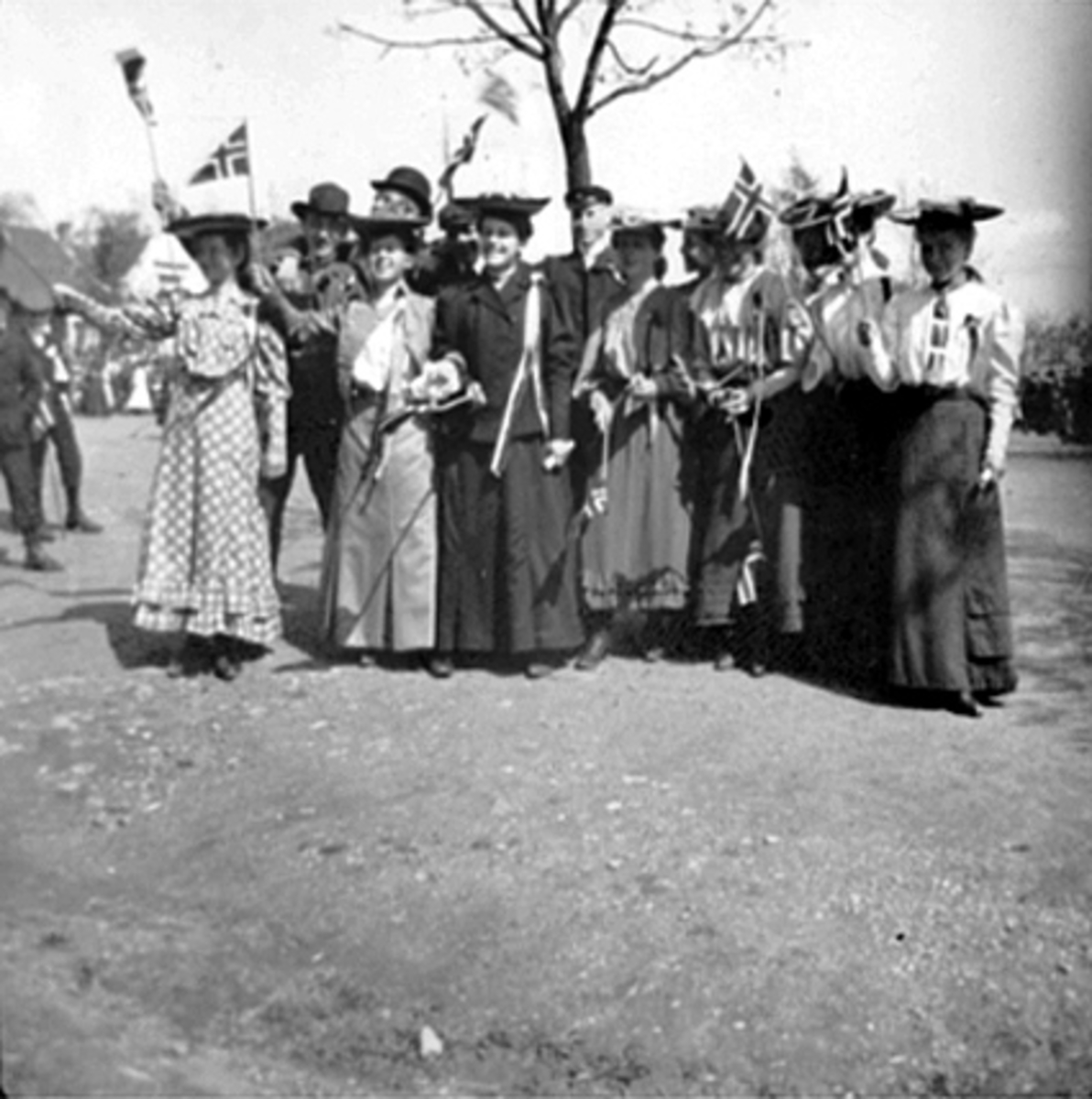 Anno Domkirkeodden, GRUPPE 12 SKOLEELEVER, UNGDOM PÅ 17 MAI MED FLAGG, HAMAR KATEDRALSKOLE, VESTRE TORG, I BAKGRUNNEN ST. TORFINN