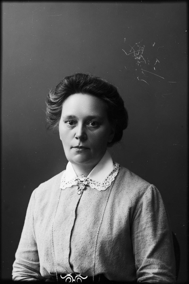 Skötsner-Edhlund, Ateljéporträtt - kvinna, Östhammar, Uppland
