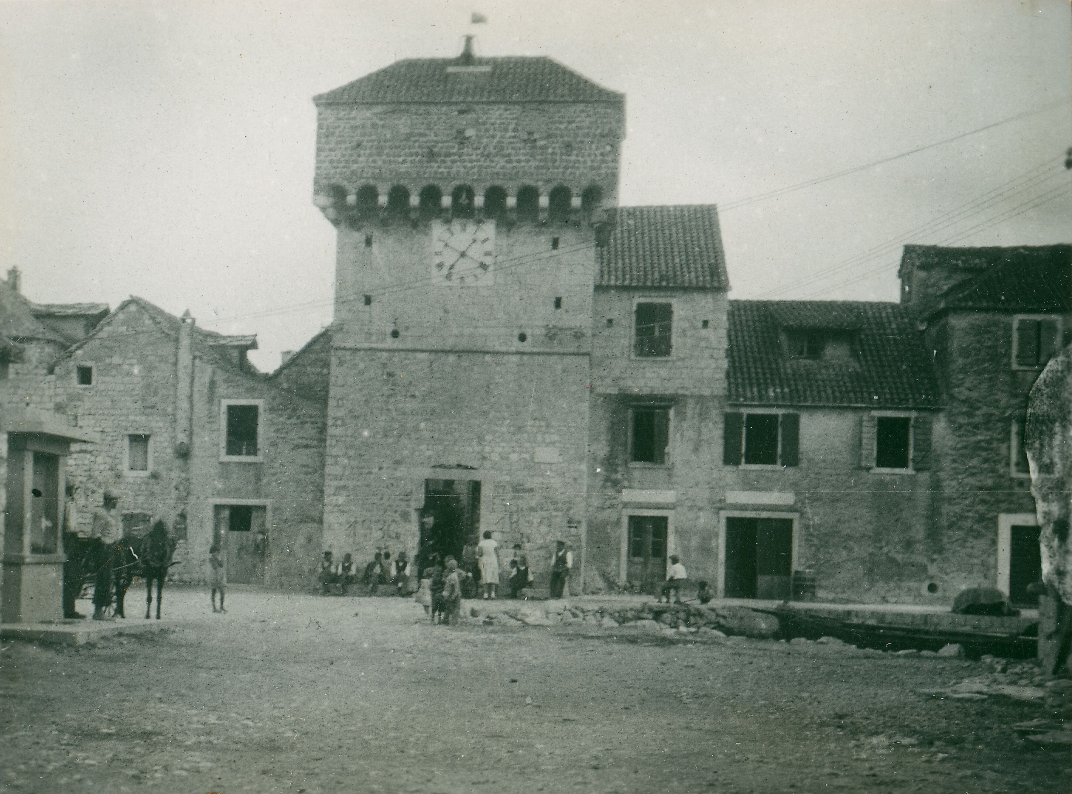 Većeslav Henneberg, Kaštel Gomilica - Kaštel s urom