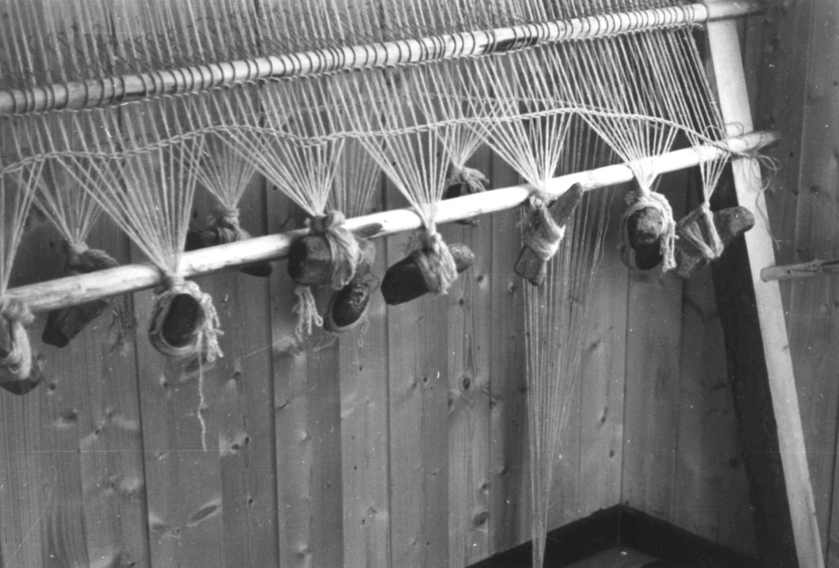 Anna Grostøl, Greneveving. Renning med steinlodd. Lyngen, Troms 1947.