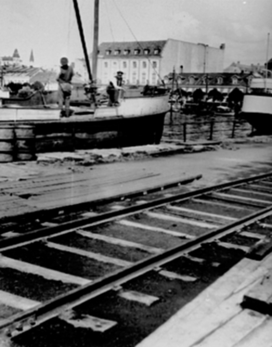 Anno Domkirkeodden, FLOM, FRAKTEBÅT, MJØSBÅT V/JERNBANEBRYGGA, STRANDGT. I BAKGR.