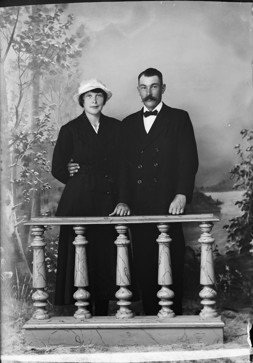 Skötsner-Edhlund, Ateljé Portrait - Edla Eriksson with Man, from Backby, Singö parish, Uppland 1921