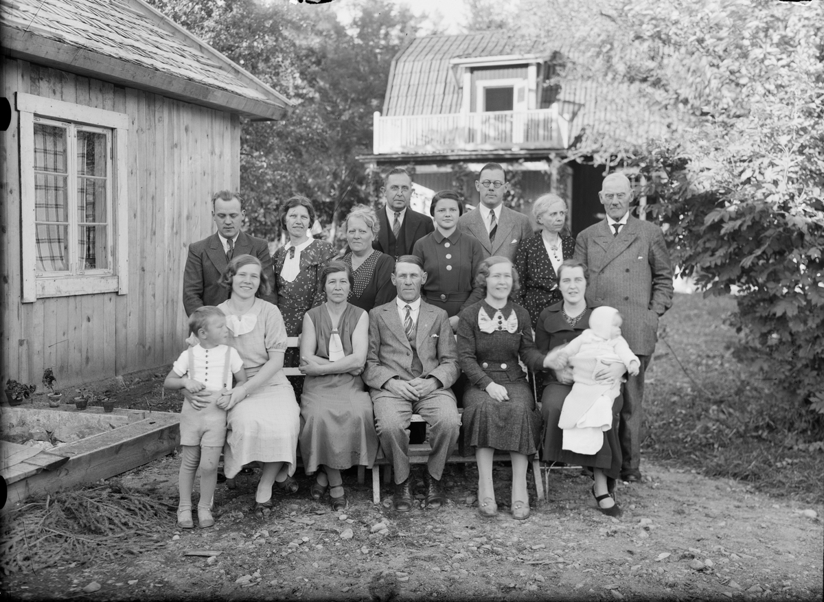 Paul Sandberg, Släktgrupp, sannolikt i Uppsala, 1937 - i raden längst bak står blivande landsantikvarien Nils Sundquist