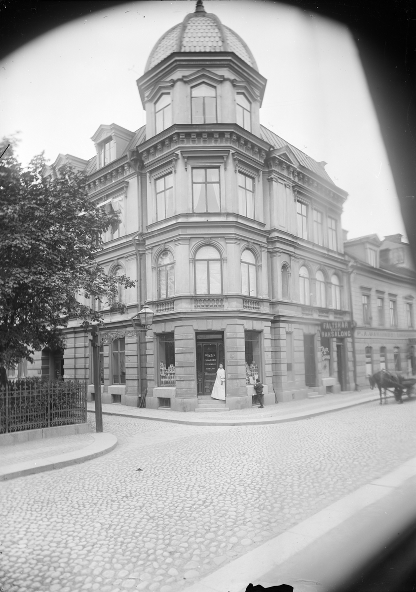 Henri Osti's Fotografiateliér, Affärs- och bostadshus, korsningen Smedsgränd - Kungsgatan 51, kvarteret Sala, Uppsala före 1914