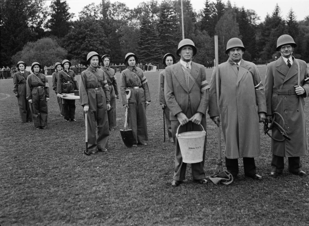 Paul Sandberg, "Luftskyddets dag. Stort intresse bland Upsalaborna" - hemvärnsmän och -kvinnor på Studenternas Idrottsplats, Kronåsen, Uppsala oktober 1942