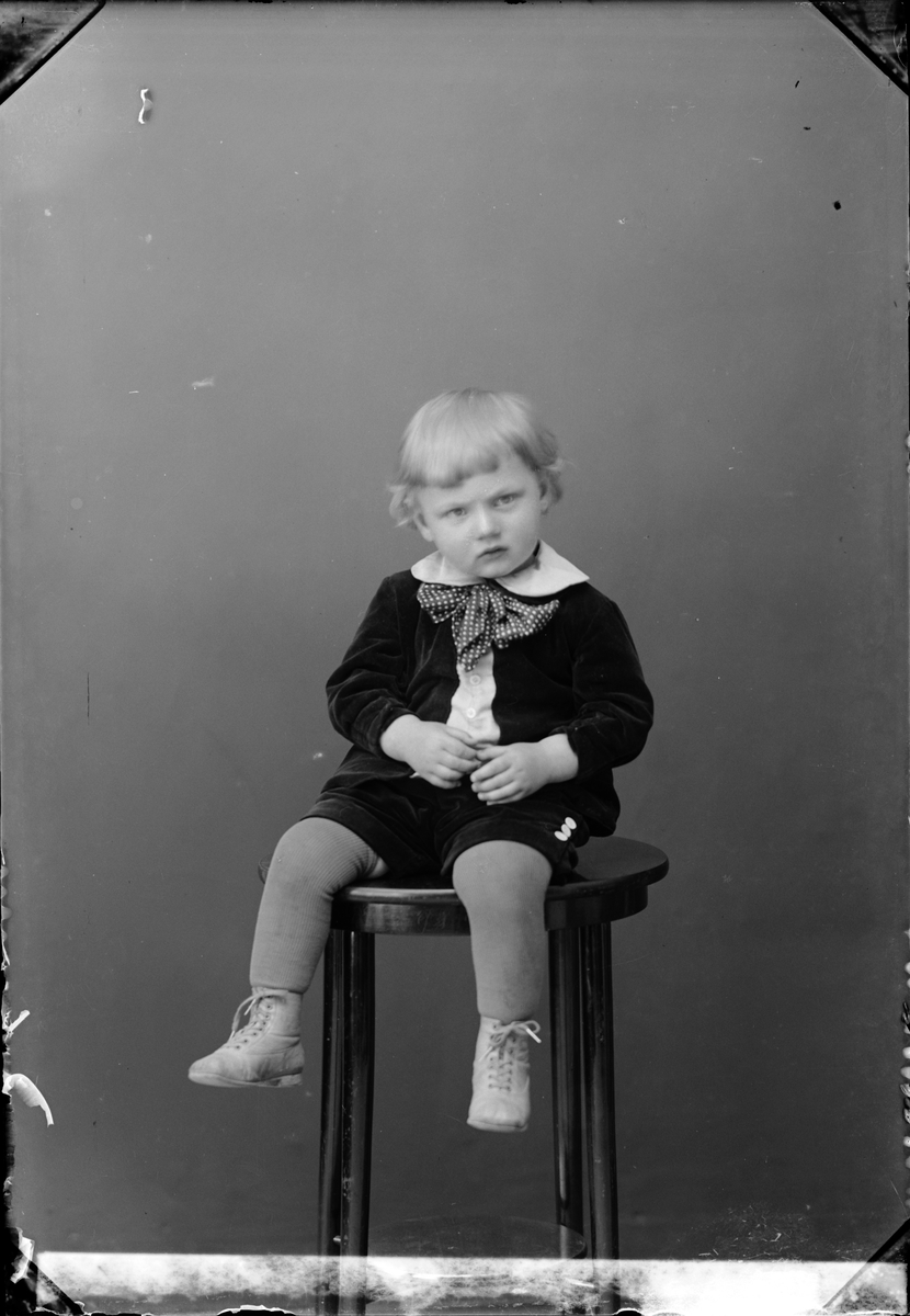 Skötsner-Edhlund, Ateljé Portrait - Children of Edvin Pettersson from Hargshamn, Uppland 1934