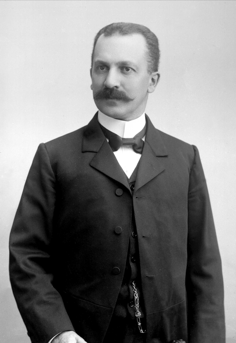 Gustav Borgen, Portretter, mann med sløyfe og dress.