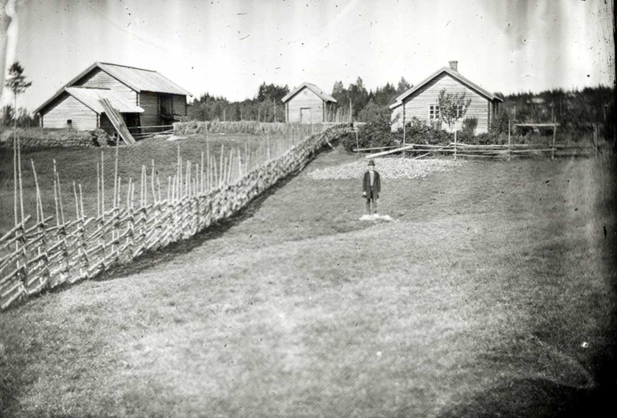 Fredrik Emil Faye, Gårdstun, uten opplysninger. Fra serie fotografert av kammerherre Fredrik Emil Faye (1844-1903), Dal gård, Ullensaker.