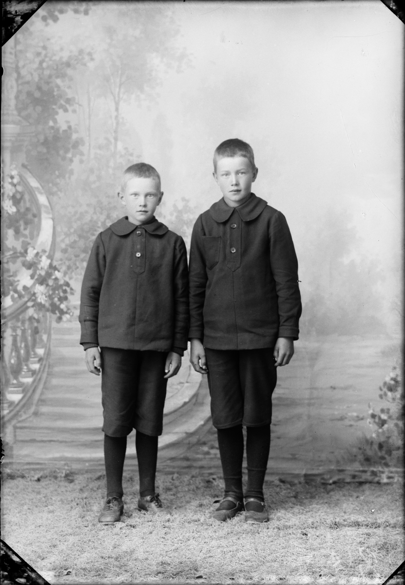 Skötsner-Edhlund, Barnporträtt - två pojkar, Östhammar, Uppland