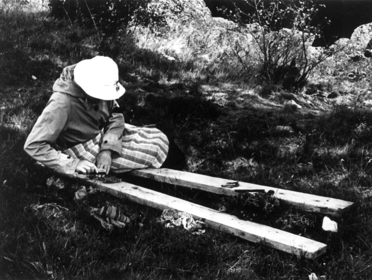 Anna Grostøl, En kvinne sitter og renser filler. Bjelland, Marnardal 1941.