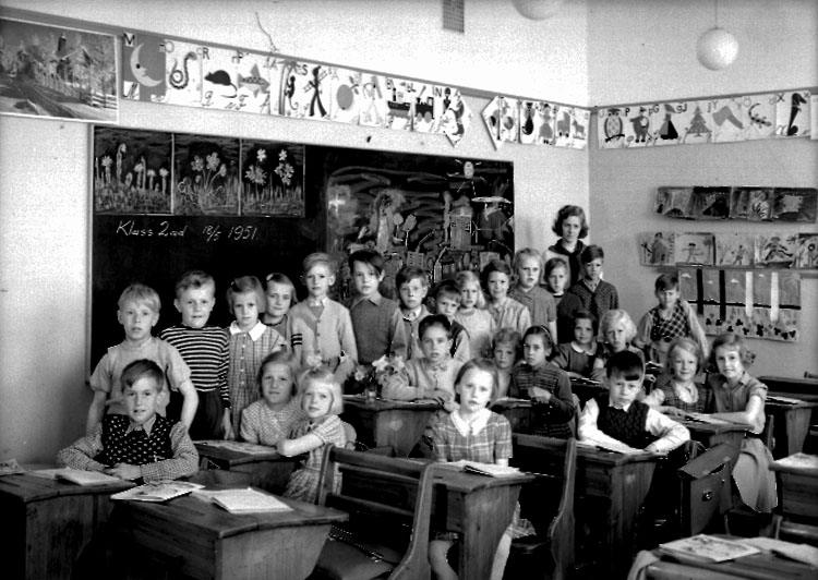 Sven Lindskog, Engelbrektsskolan, klassrumsinteriör, 26 skolbarn med lärarinna vikarie fröken Kerstin Liljestrand. Fru Agda Borgells klass. Klass 2ad, sal 5, 7.