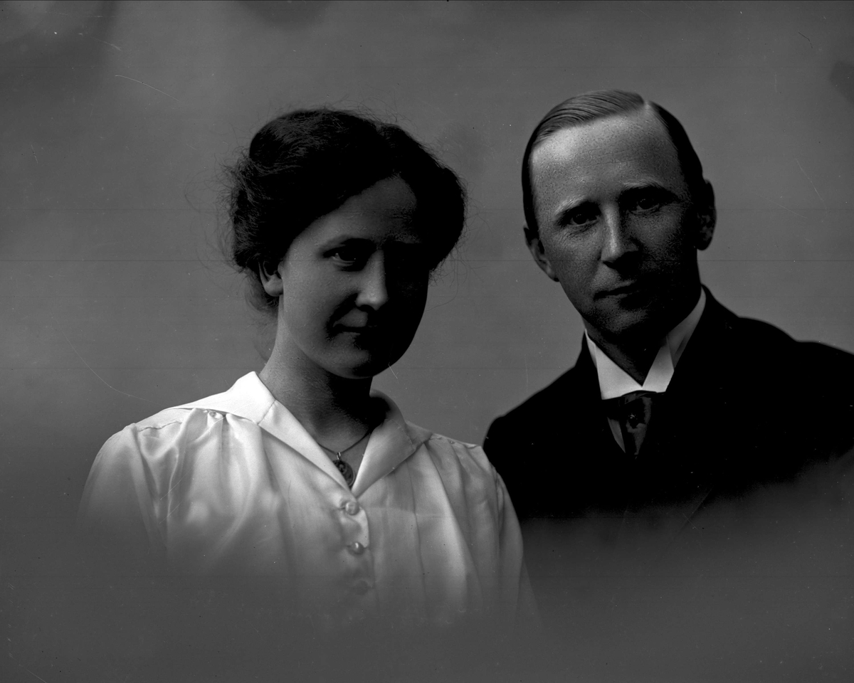 Gustav Borgen, Bildet viser Hans og Harriet Aaraas. Hans Aaraas kom fra Aaraas gård ved Gvarv i Sauherad, men flyttet til Skien og ble etterhvert disponent i firmaet Blakstad Holta. Harriet er født Tandberg og vokste opp i Frognerveien 22 i Oslo. Hun var utdannet husstellærerinne og svømmeinstruktør.