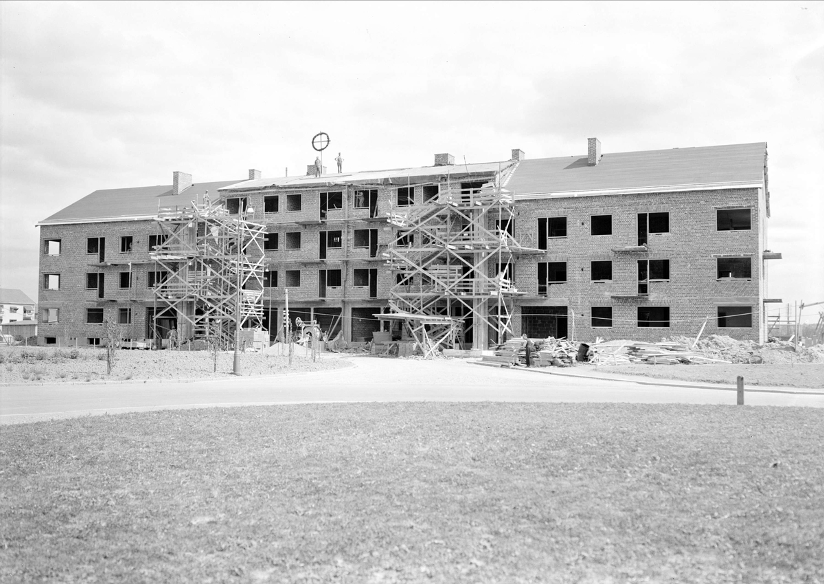 Paul Sandberg, Roof law wreath on apartment blocks in Grotte, Fålhagen - HSB’s eighth building in Uppsala