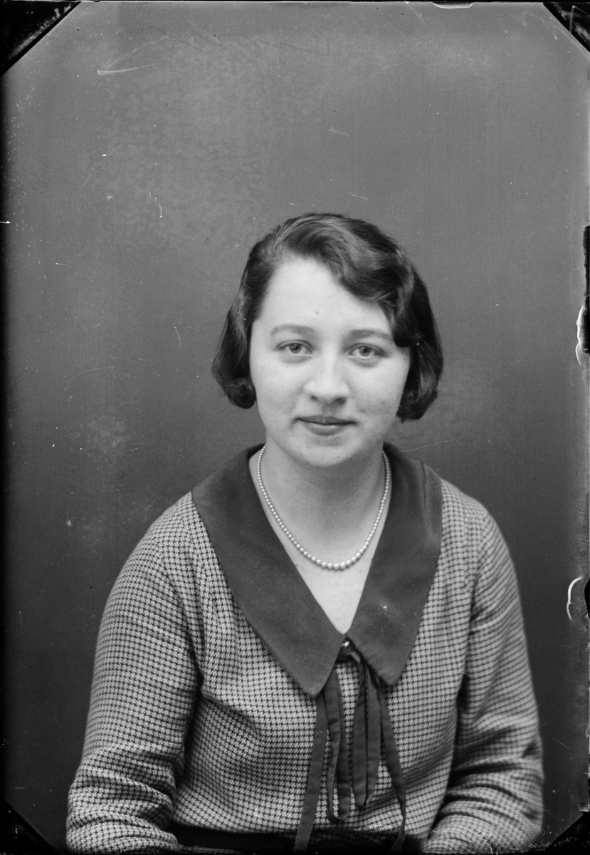 Skötsner-Edhlund, Ateljé Portrait - Woman, Östhammar, Uppland