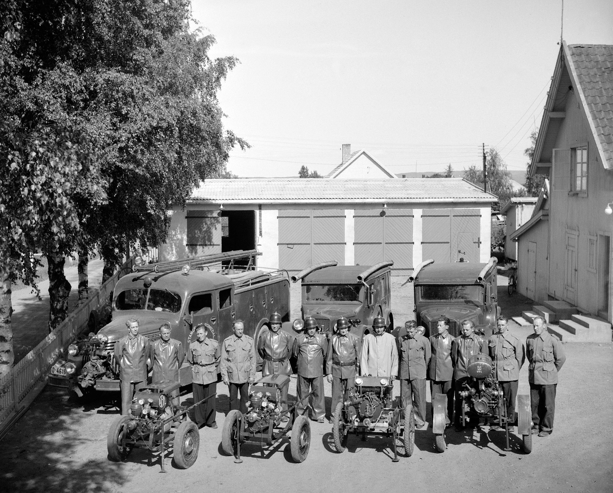 Anno Domkirkeodden, STANGE BRANNVESEN, BRANNØVELSE, BRANNMENN I UNIFORM, SOLE KOMMUNEHUS, BRANNBILER BAK TIL HØYRE: 2 STK. HORCH, EX-TYSK KRIGSMODELL, DEN ENE PÅ REG. NR. D-4665