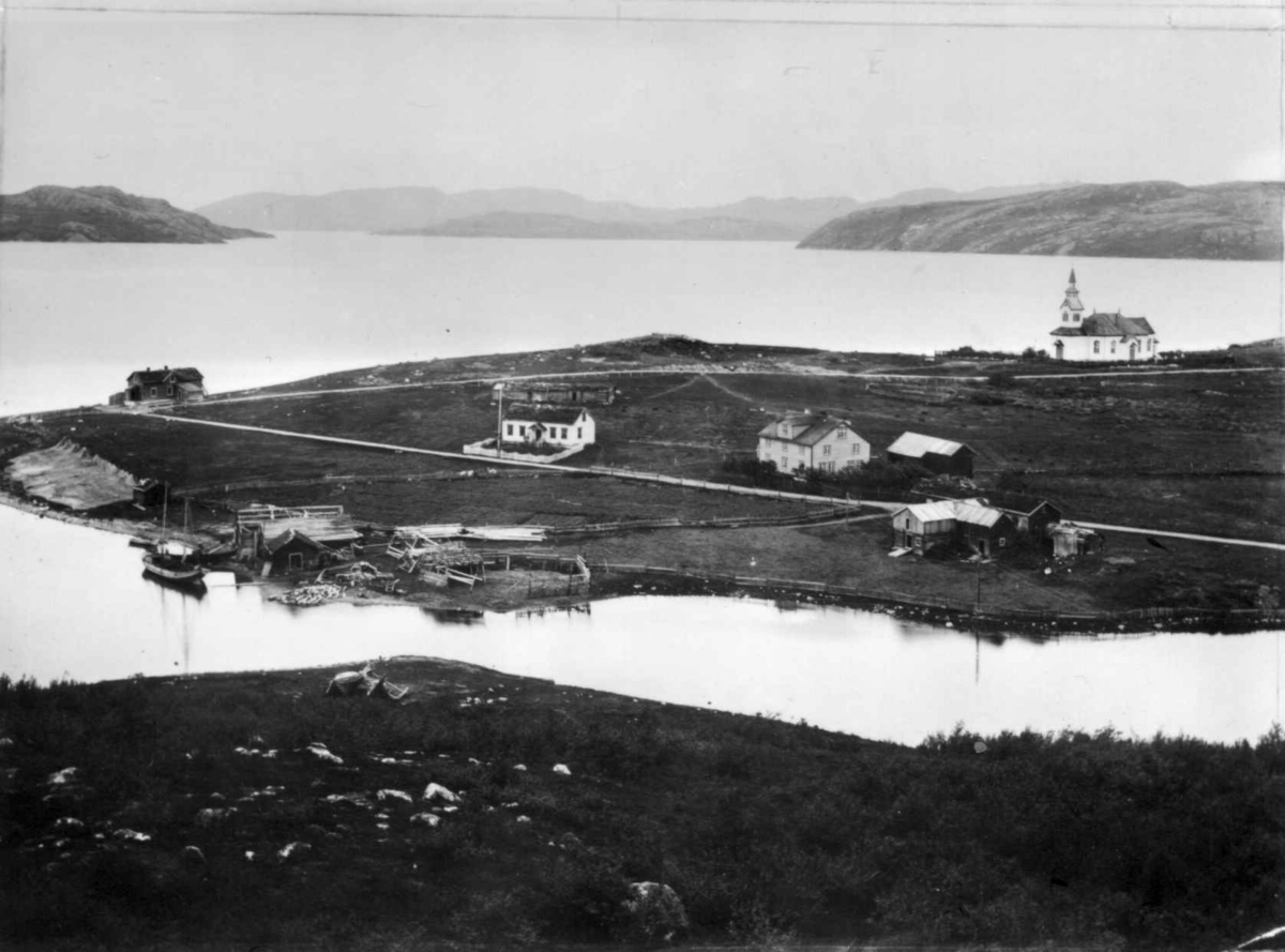 Ellisif Rannveig Wessel, Oversiktsbilde fra Kirkenes, Sør-Varanger, Finnmark, med bebyggelse og i bakgrunnen kirken, 1898.