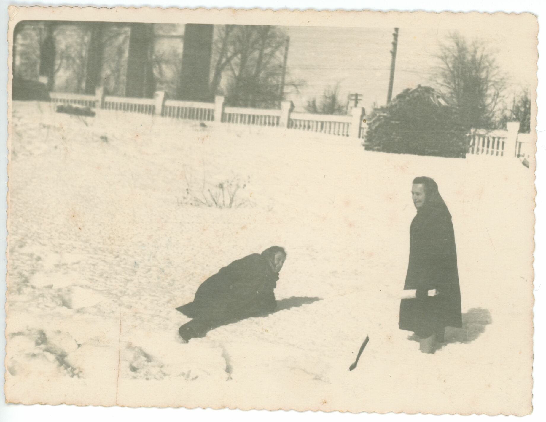 Nežinomas fotografas, Stasė Jankevičiutė ir Anastazija Girjotienė