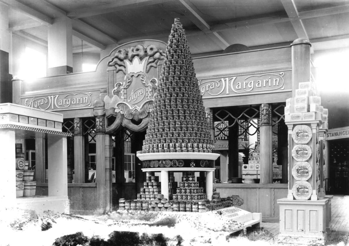 Hermann Christian Neupert, Jubileumsutstillingen på Frogner, Oslo, 1914. Interirør paviljong. Utstilling av hermetikk og margarin.