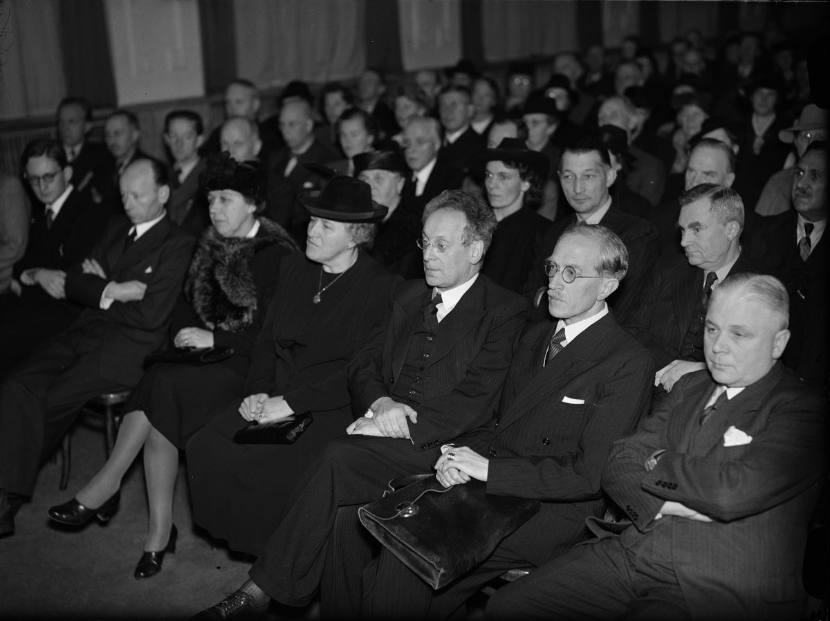Paul Sandberg, Åhörare på Uppsala arbetarinstituts 60-årsfirande på KFUM-borgen - bland andra lektor Sven Lide, professor Gunnar Rudberg, lektor Hugo Valentin och överstelöjtnant Holm