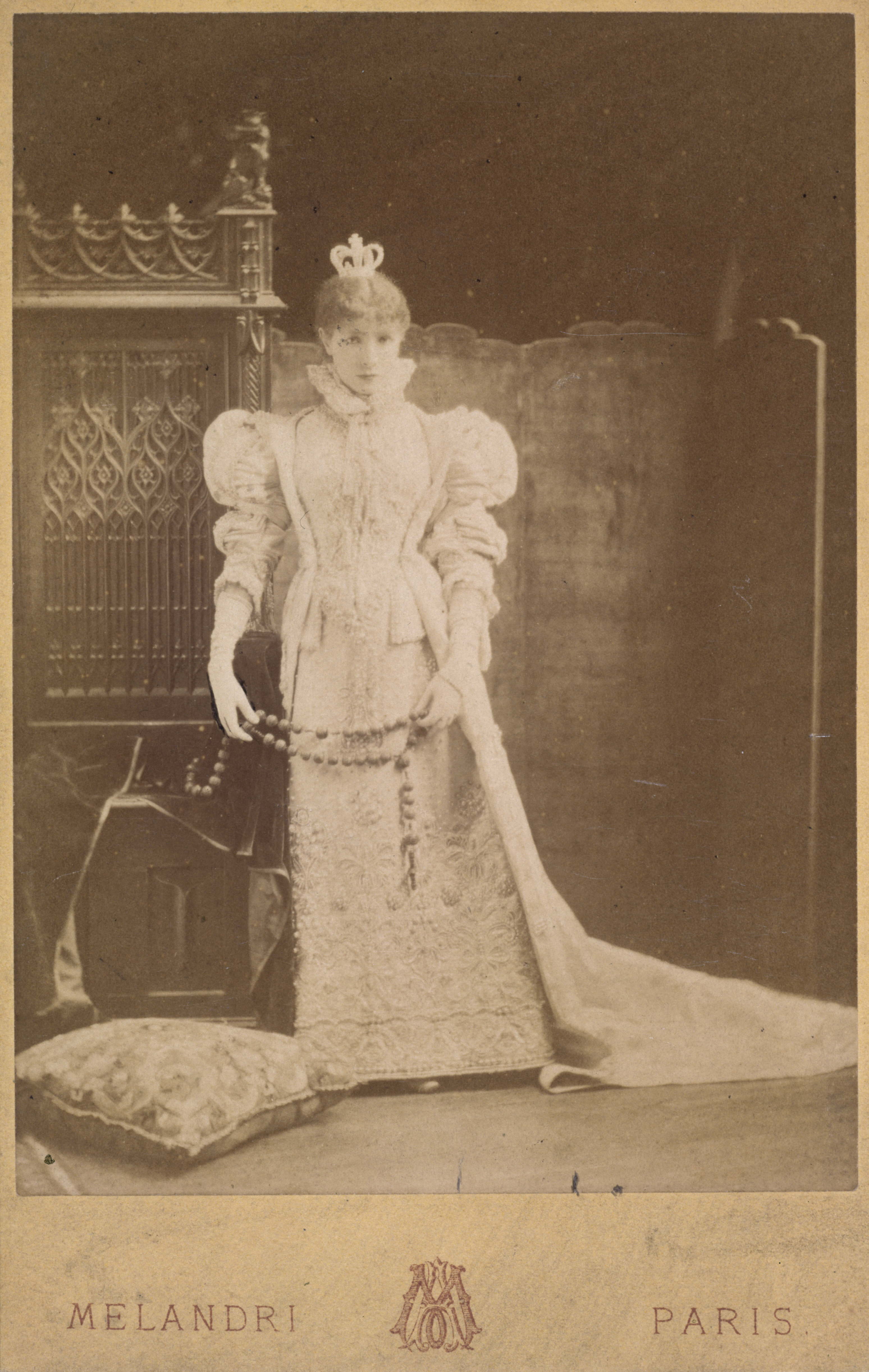 Achille Melandri, Portrait de Sarah Bernhardt (1844-1923), comédienne, debout, de face, dans la pièce Ruy Blas en 1872 au théâtre Français (Comédie-Française).