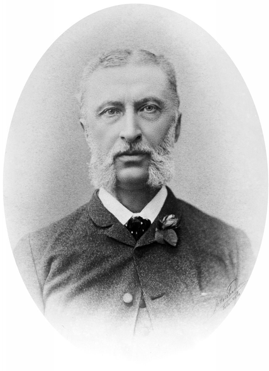 Anno Domkirkeodden, PORTRETT SORENSKRIVER OG BYFOGDI HAMAR FRA 1876 CARL CHRISTOPHER NICOLAY VOSS, FØDT 1825