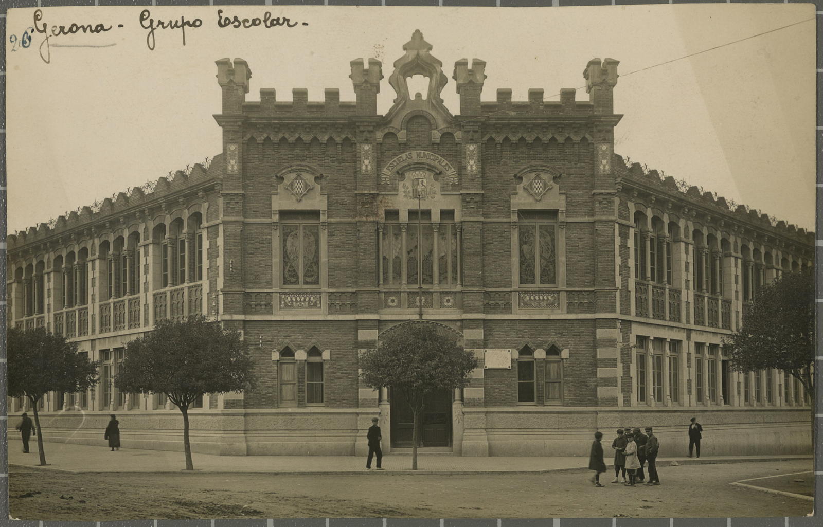 Desconegut, 26. Gerona. Grupo Escolar