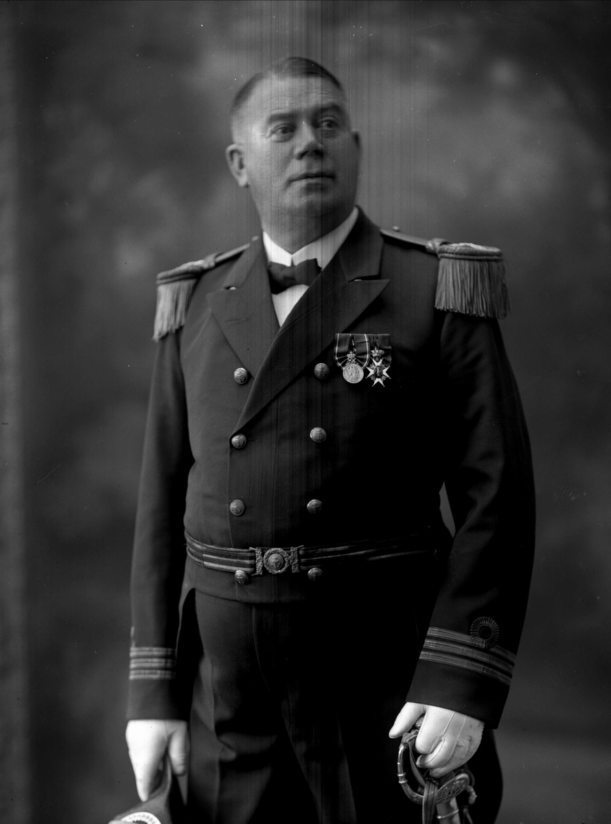 Gustav Borgen, Portrett, kommandør Lund i uniform som kapteinløytnant, marineuniform