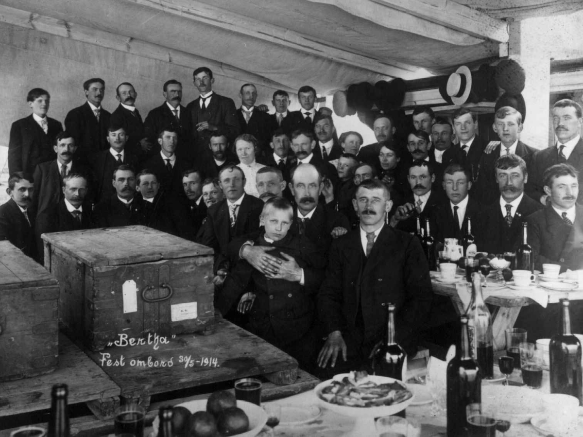 Hermann Christian Neupert, Fest, Kristiansund, Møre og Romsdal, 1914. Festen ble holdt om bord på lekteren "Bertha", da de fire første pilarene var støpt under Nykaien,