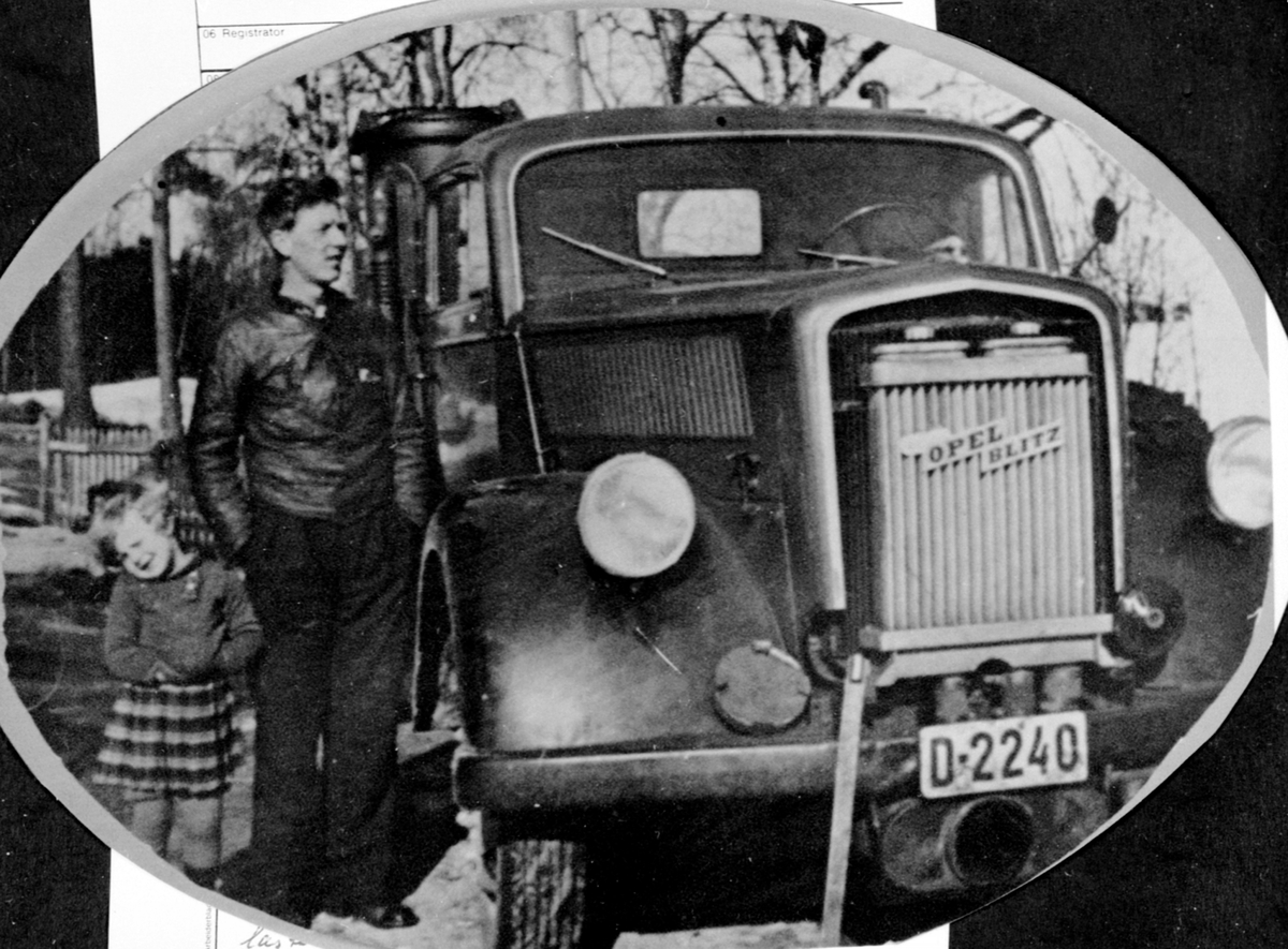 Anno Domkirkeodden, Lastebil, en Opel Blitz med knottgenerator. Paul Pedersen med datter Åshild (gift Sølvsberg), Veldre, Ringsaker.
