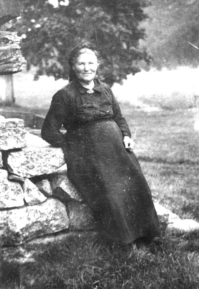 Anna Grostøl, Aust-Agder 1936. Portrett av Ragnhild Dale, født Østenaa, 1870.
