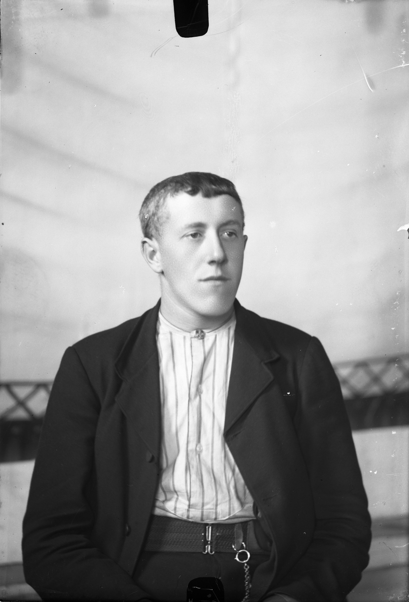 Oscar Holte, Portrett, person, klær,