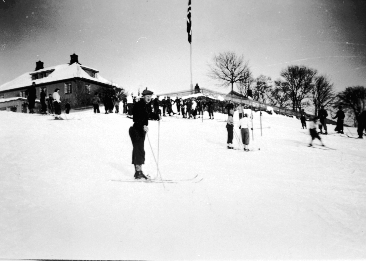 Anno Domkirkeodden, Folk på ski ved Solsveen pensjonat, Næroset, Ringsaker.