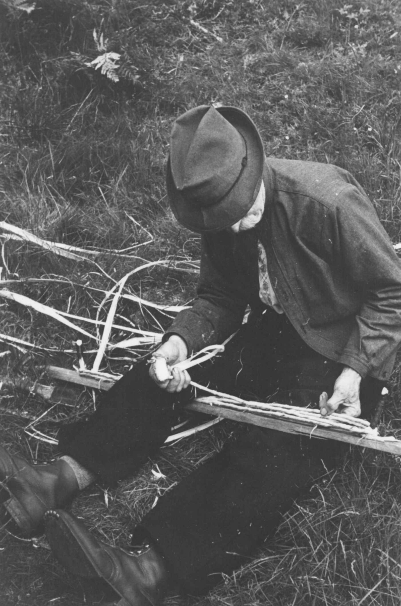 Anna Grostøl, Gunder Tarjeisen Torsland lager bastetau. Åseral 1943.