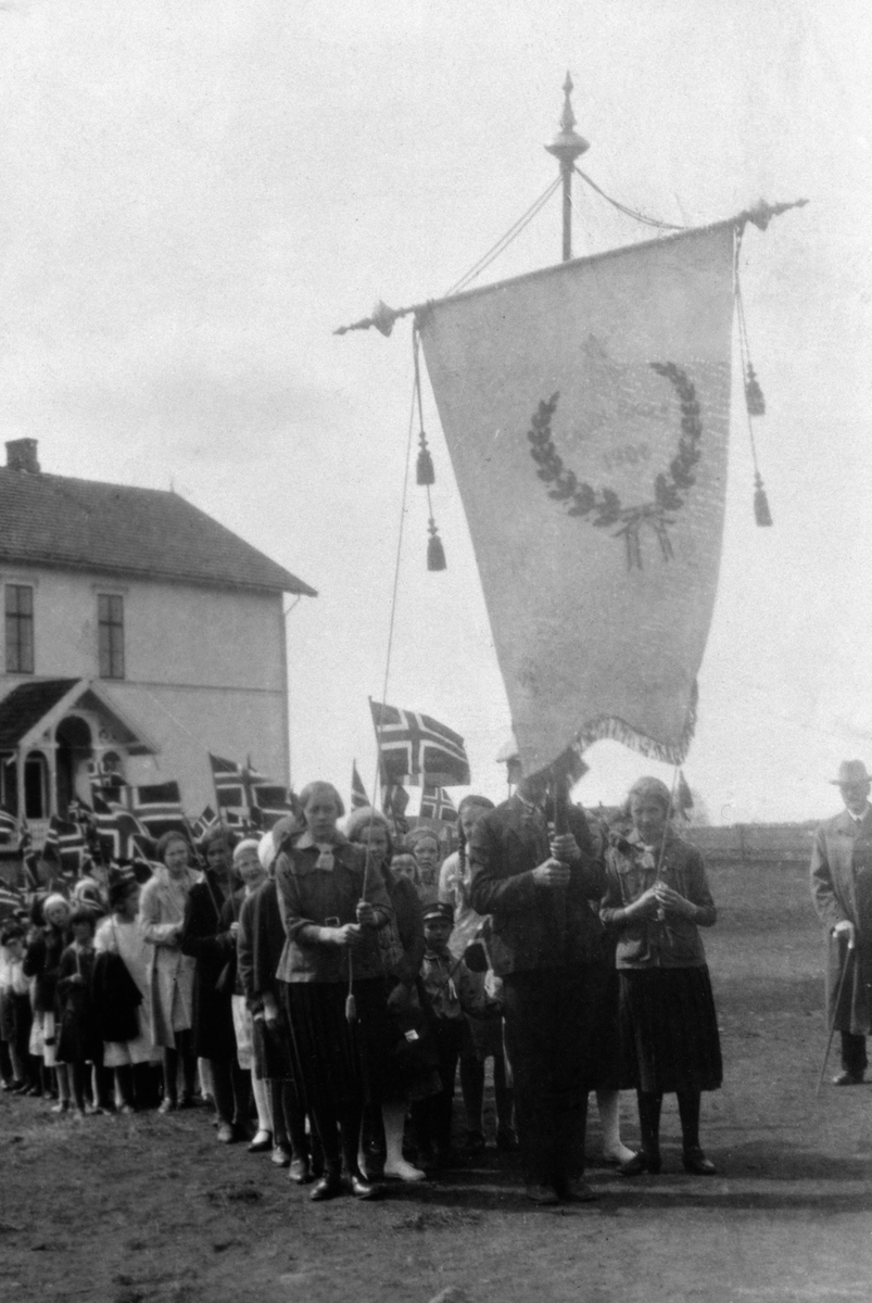 Anno Domkirkeodden, LØKEN SKOLE, 17. MAITOG FORAN SKOLEBYGNINGEN, SKOLEFANE