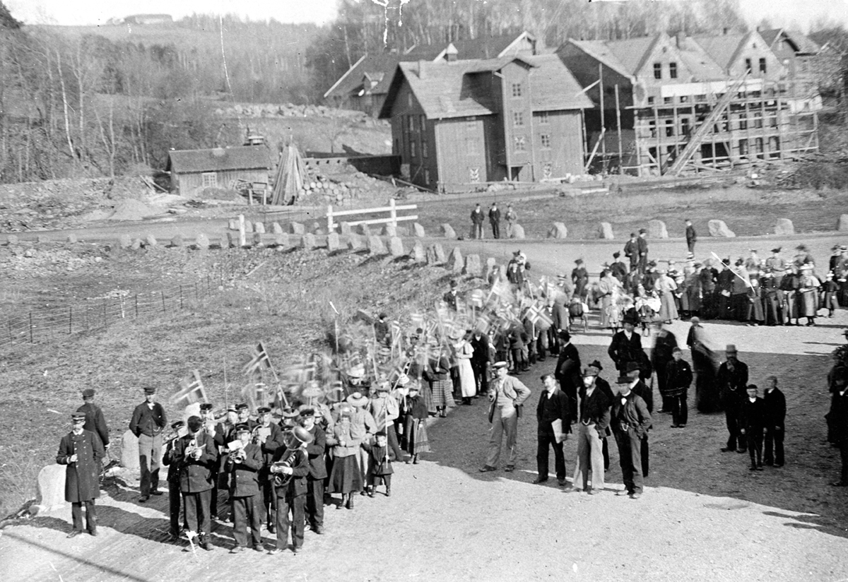 Anno Domkirkeodden, 17.mai, nasjonaldag, musikkorps, barnetog, i bakgrunnen, stabbesteiner, Juliefoss mølle, Husebye meieri, Brumunddal,