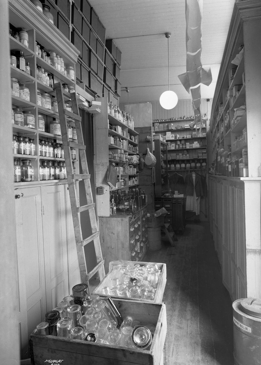 Hermann Christian Neupert, Rådhusapoteket, Oslo. 1935-1937. Materialkammeret. Hyller med flasker og krukker.