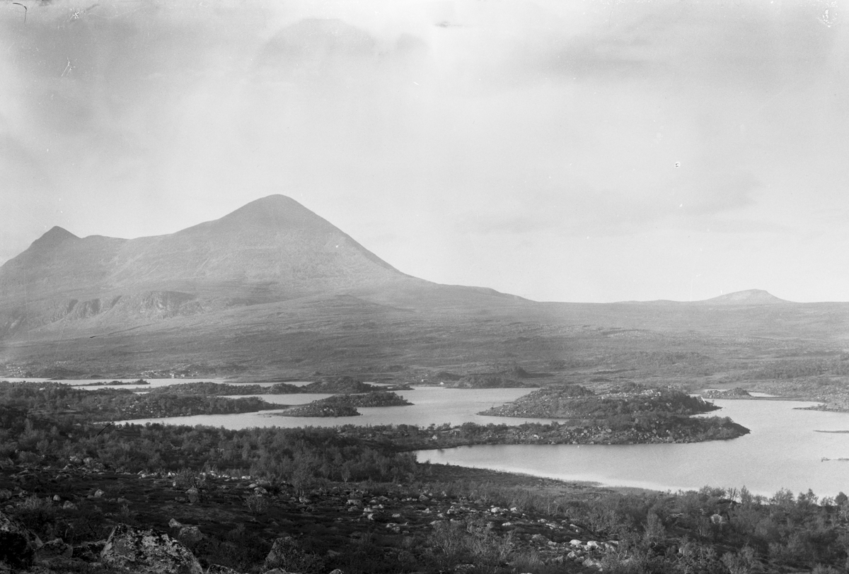 Anders O. Sørhuus, Utsikt over sjø og fjell, Holmsjøen mot Sølnkletten