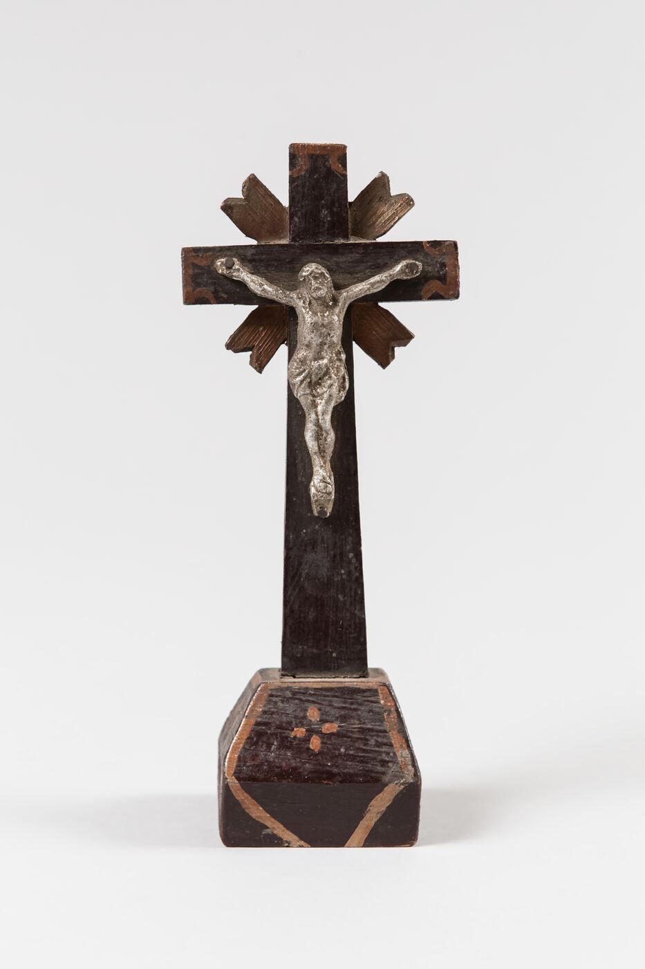 Nežinomas gamintojas, Kryžius pastatomas nudažytas