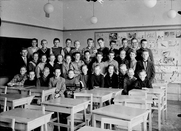 Unknown artist, Classroom interior, 34 boys with teachers.