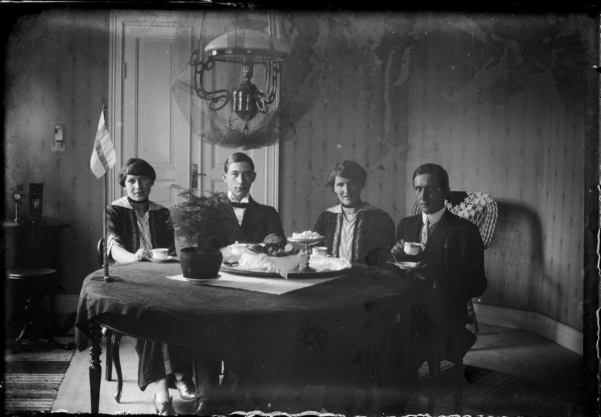 Skötsner-Edhlund, Kvinnor och män vid kaffebordet, Östhammar, Uppland