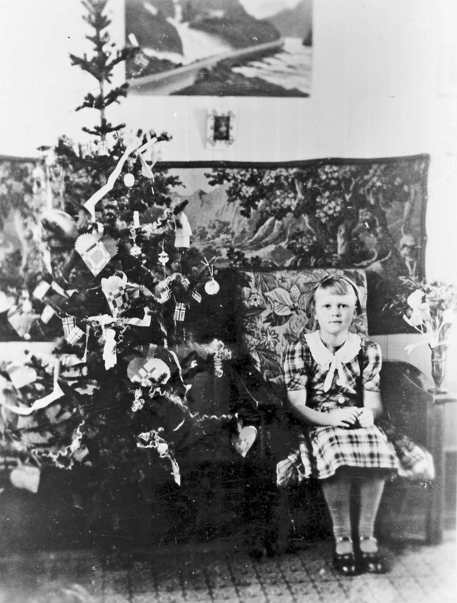 Rachel Haarseth, Jente, klær, juletre, juletrepynt.