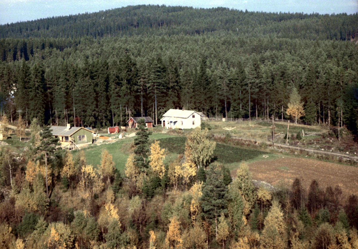 Widerøes Flyveselskap A/S, FLYFOTO STØHØGDEN, VALLSET. Det siste av husene i bakgrunnen(Støhøgden) ble revet i 1976.