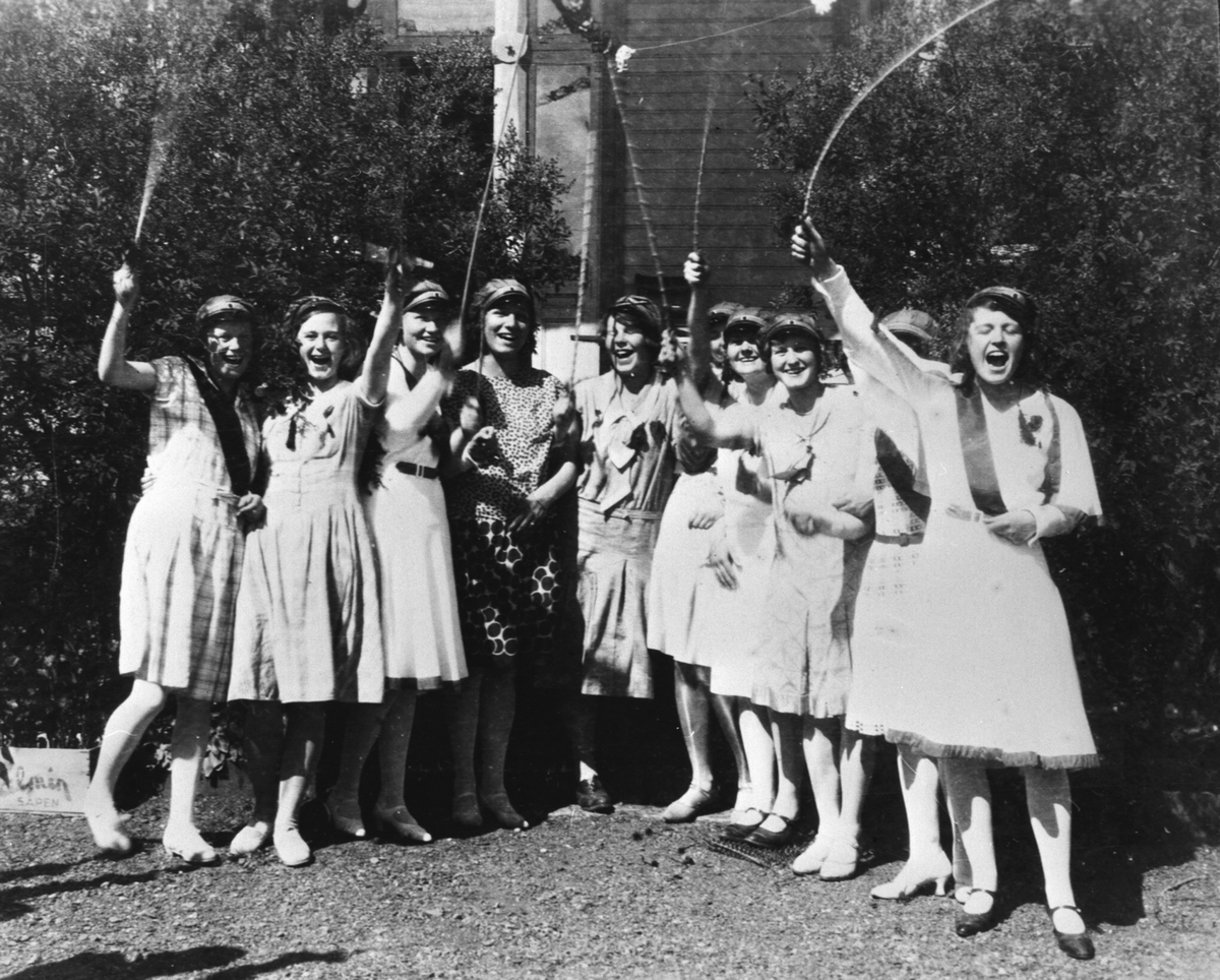 Anno Domkirkeodden, GRUPPE 10 RUSSEJENTER VED HUSVEGG, REAL-OG LATIN VED HAMAR KATEDRALSKOLE, FRA VENSTRE PETTER LYHKE, OLAUG EIDE, AGNES PAULSEN, RANDI MYHRE, INGEBORG PETTERSEN, ASTRID ØSTLI, ESTER ØSTLI, TORA SOLBRAA, LIV STOUSLAND, KAREN CHRISTI