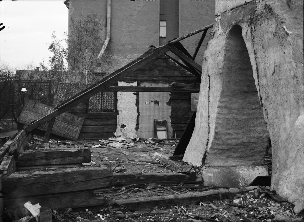 Paul Sandberg, Rivning av bostadshus, Klostergatan - Östra Ågatan 15, Uppsala oktober 1935