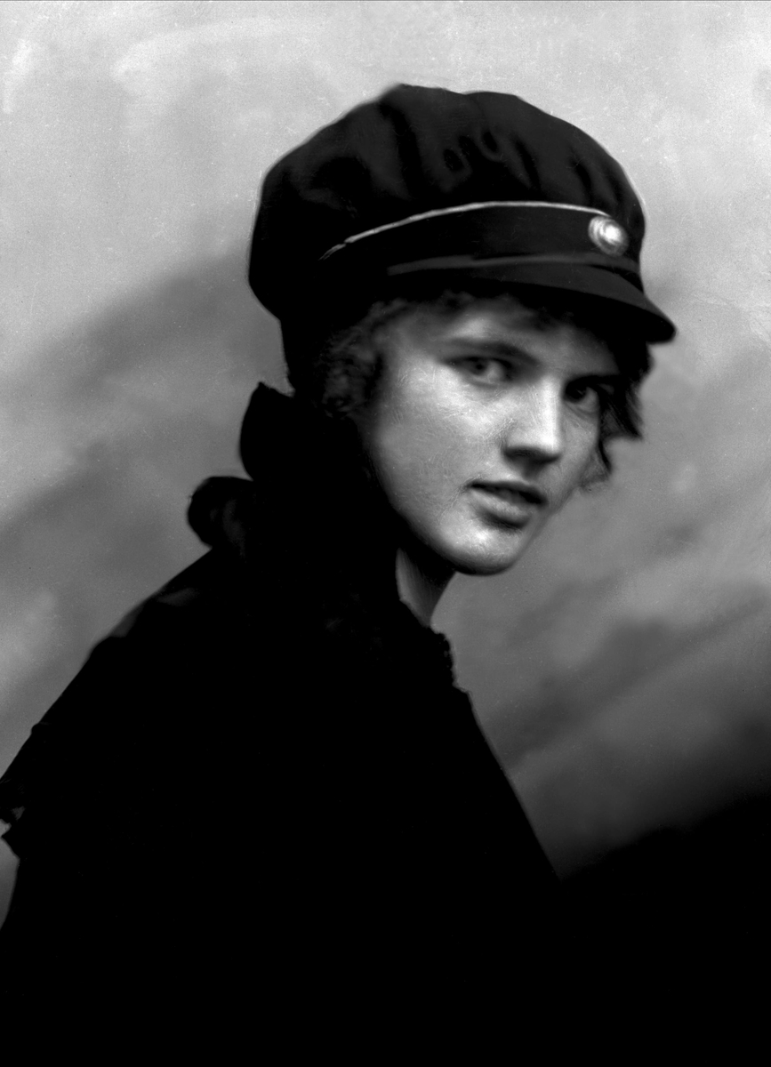 Gustav Borgen, Portrett, kvinne med studentlue. Astrid Søgnen.